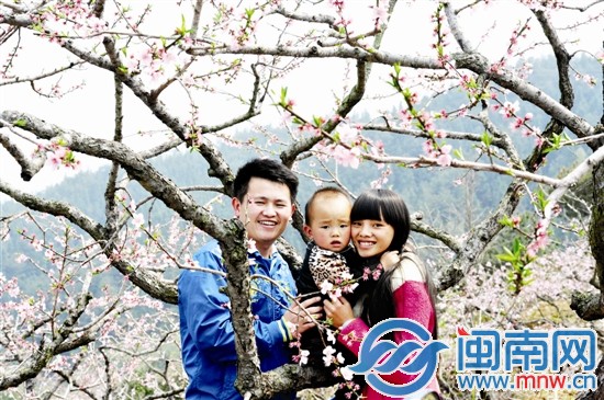 一家人边赏花边留影
