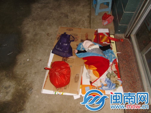 女婴一直在哭，小脸冻得通红
