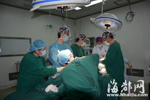 医生昨日对小海进行了手术