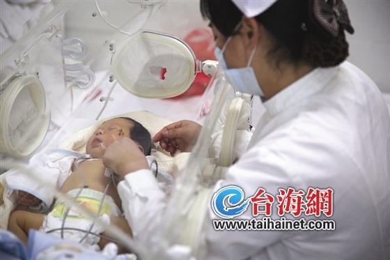 医护人员为宝宝治疗