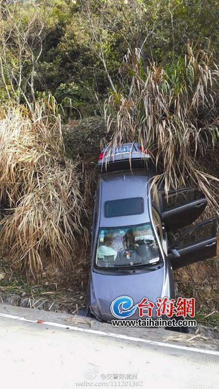 市民全家去灌口出游 车子一头栽下6米高山路