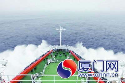 “雪龙”号在涌浪中航行。