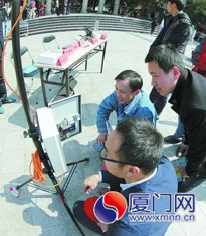 市民观看气象探测仪器