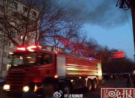 北京丰台着火滚滚浓烟冲天 调集38部消防车灭火1