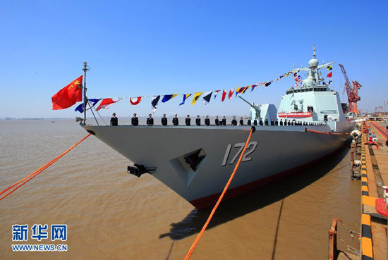 中国新型导弹驱逐舰昆明舰交付海军