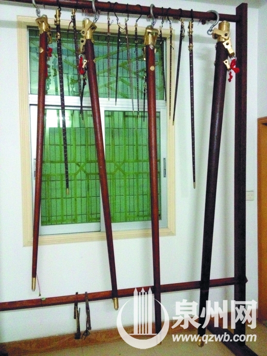 右边那把秤,可称千余斤。