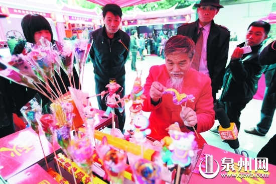 张建华的面塑作品深受市民喜欢