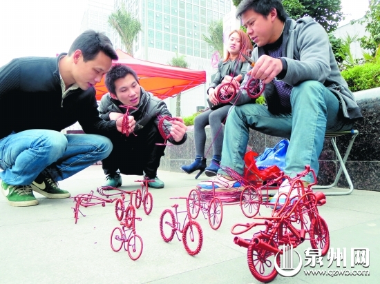 不少行人驻足观赏吴小富的手工艺品