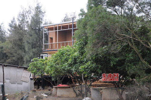 承包方的违章建筑物，此处原是水沟流向刘厝村的水稻田