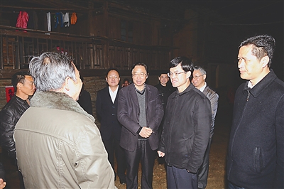 叶继革（中）和裴金佳（右三）来到洋墩乡江村村的一&nbsp;