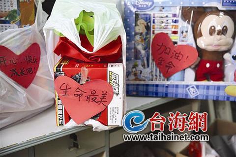爱心人士给宝宝送来很多礼物