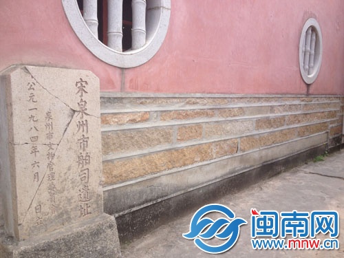 另一侧的石碑被人扔下桥，碎成四块
