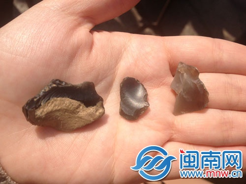 这三个小石块外形的确很像石器时代刮削用具