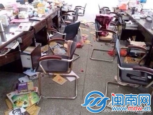 学校办公室内一片狼藉
