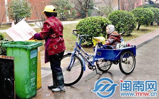3岁的小孙子跟着奶奶到见龙亭小区收废品