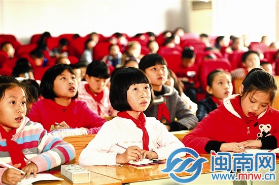 戴老师的课生动有趣，小记者们认真听讲