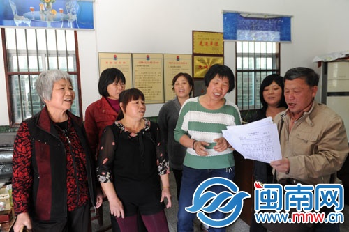拿到了歌谱，大家一起唱得很投入