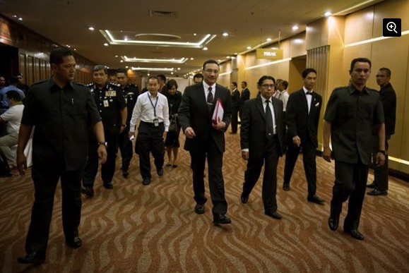 马来西亚代理交通部长希沙姆丁步入发布厅