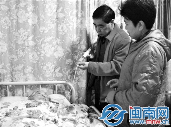 李梅彬夫妇正给李母喂食