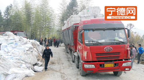 大货车急转抛锚