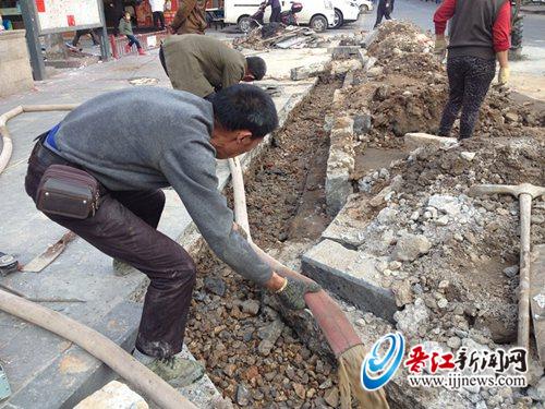 工人们也在为整治污水问题全力以赴