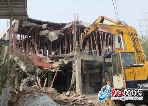 晋江出动大型“风炮”对2宗违法建筑进行强制性拆除