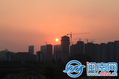 夕阳西下时的城市一角