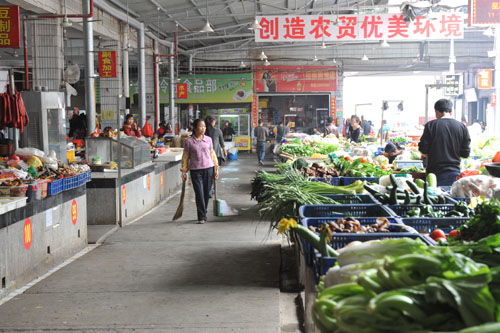 万安集贸市场农产品分类清晰