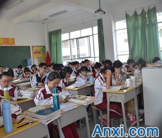 课桌上无一处没有书籍