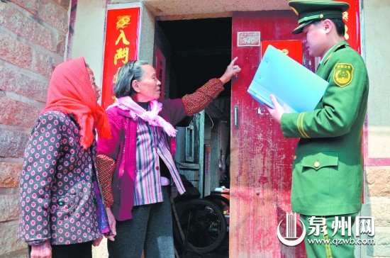 边防民警在统计辖区门牌情况