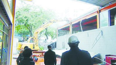 湖里大道九可酒店违建被依法拆除。