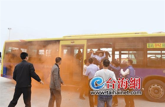 842路公交车起火