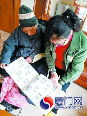 何老和女儿看纪念册