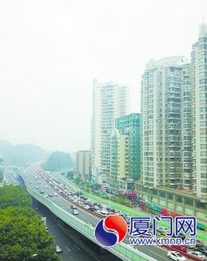 仙岳高架桥上车辆排起了长龙