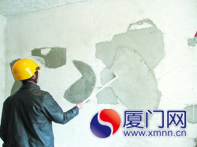 业主房内一块块用水泥涂上的“补丁”格外刺眼