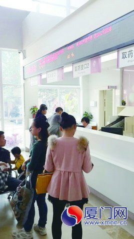 取药窗口就一个工作人员，忙不过来