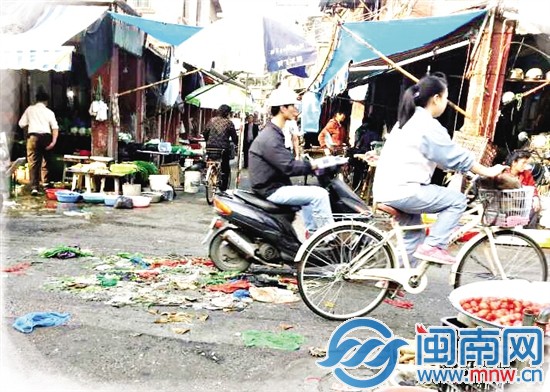 漳州市区新华东路和菜市路交叉路口，垃圾堆中间