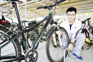 灵感源自老鼠头——中学生发明自行车存放架