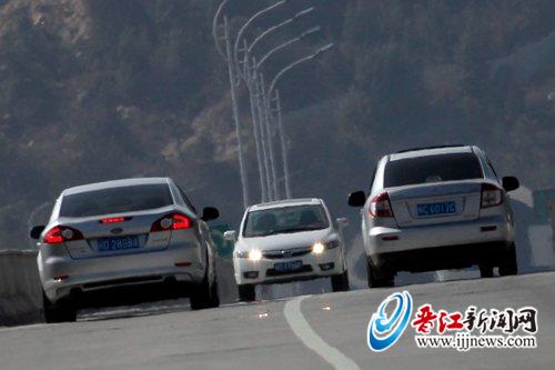 尚未通车的晋江疏解公路，车辆时常相对行驶，存在很 