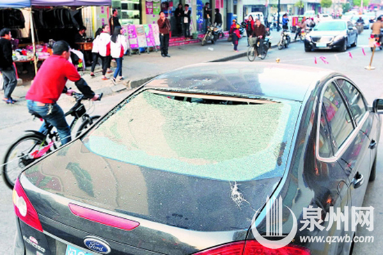 被砸坏的小车