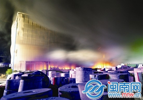 铁皮厂房一楼火势猛烈，浓烟掩盖住视线
