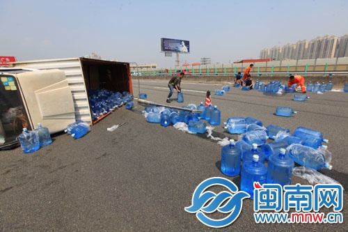 运水货车侧翻，桶装水落一地