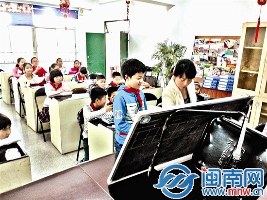 泉州昇文小学的小记者演练如何采访杨老师
