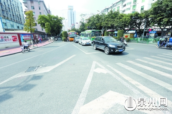 右转直行合一的车道上，客运车出城常遇堵