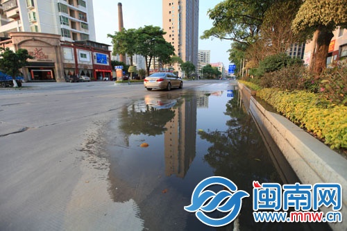污水管破裂，路面污水横流