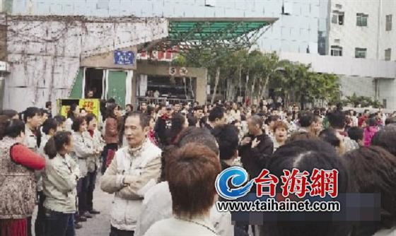 数百位厦华员工上月曾聚集在公司门口抗议