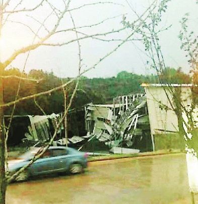 简易的厂棚因为冰雹雨坍塌了