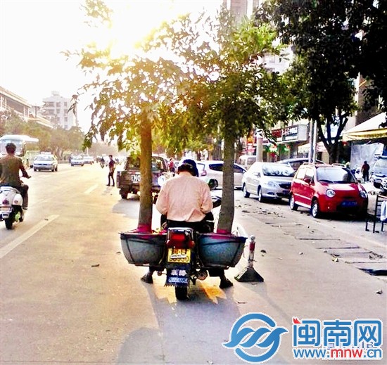 大叔拉风的背影