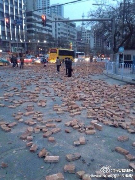兰州火车站铺满砖头1