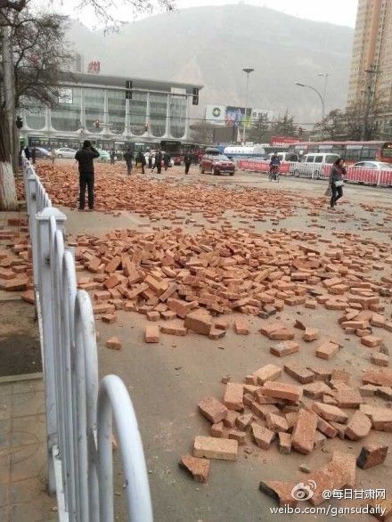 兰州火车站铺满砖头